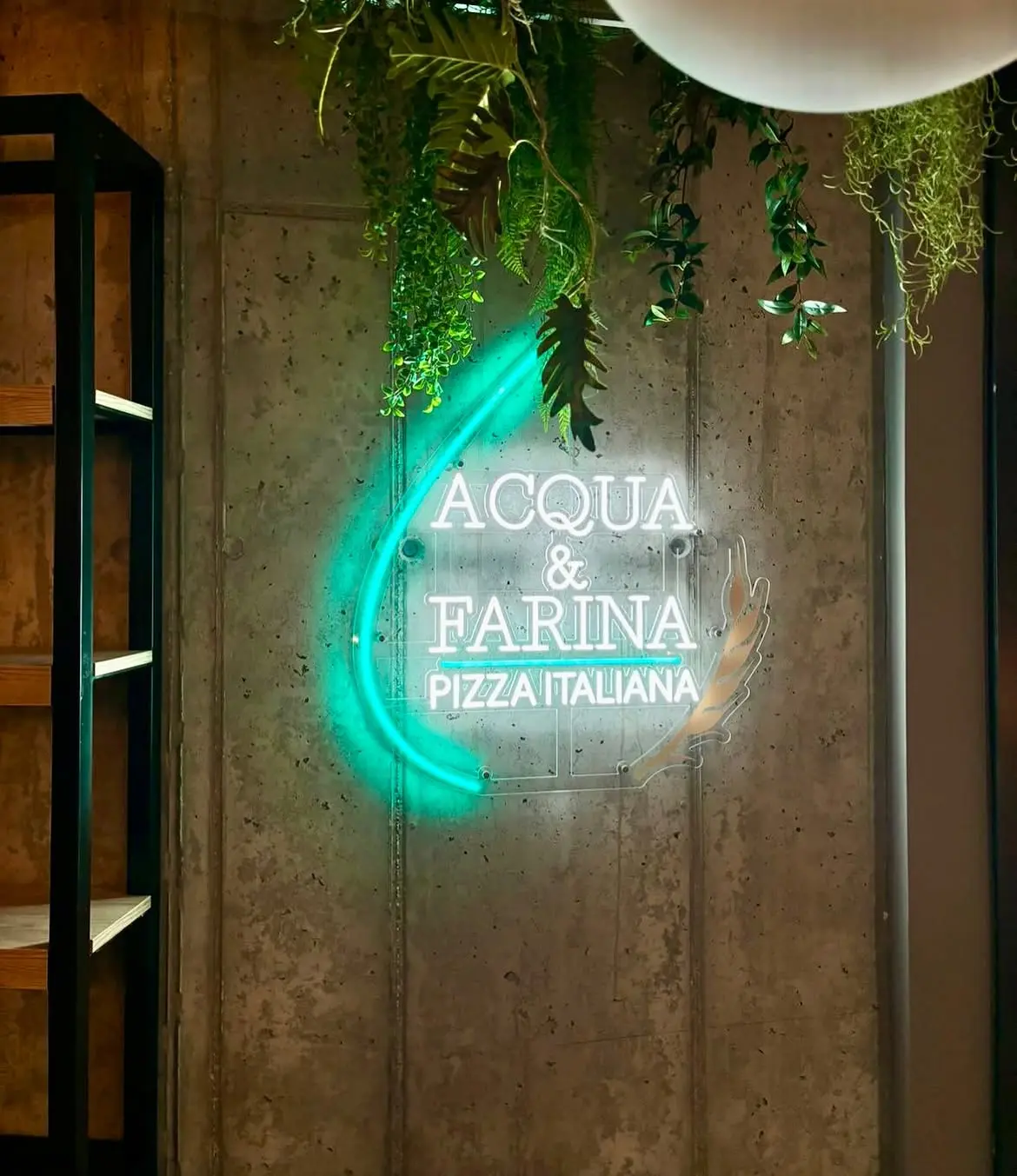 Türkiser Neon-Schriftzug Acqua & Farina Pizza Italiana – Projekt von Neonworld