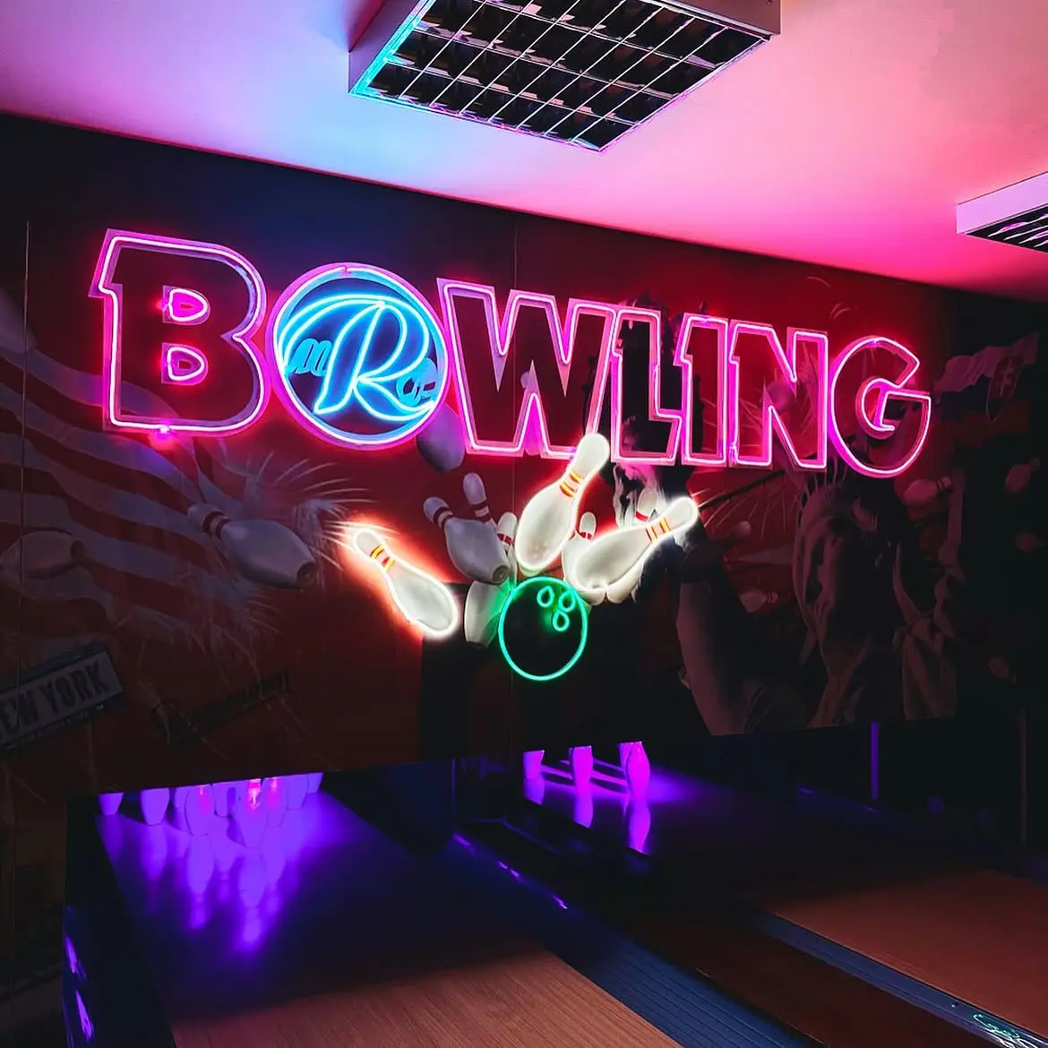 Neon-Schriftzug Bowling mit Kugel und Kegeln – Projekt von Neonworld