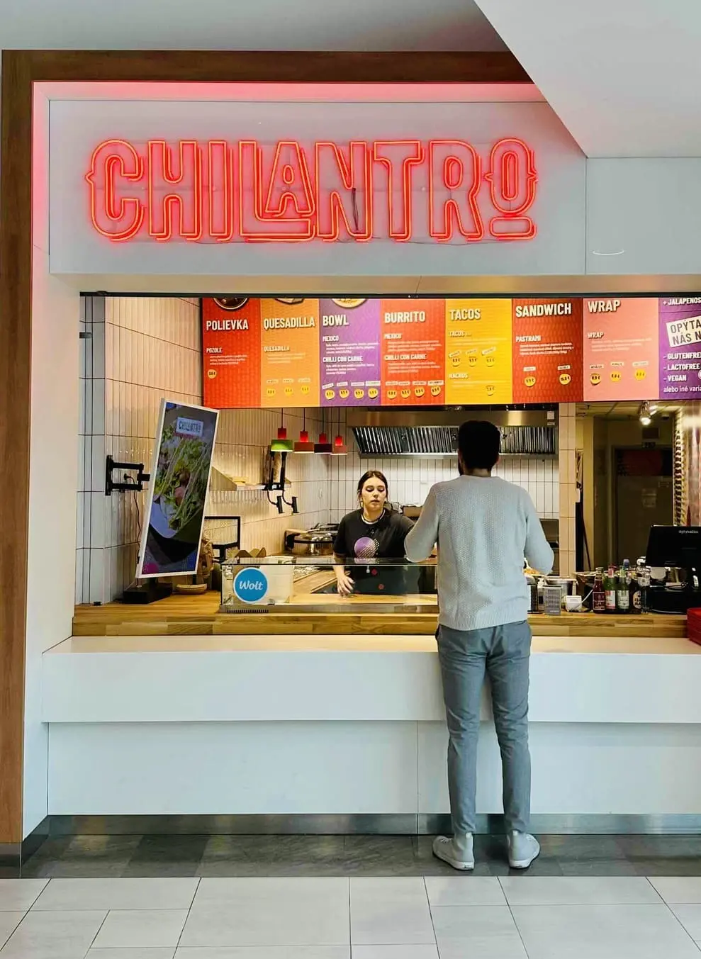 Neon-Schriftzug Chilantro über dem Verkaufsstand – Projekt von Neonworld