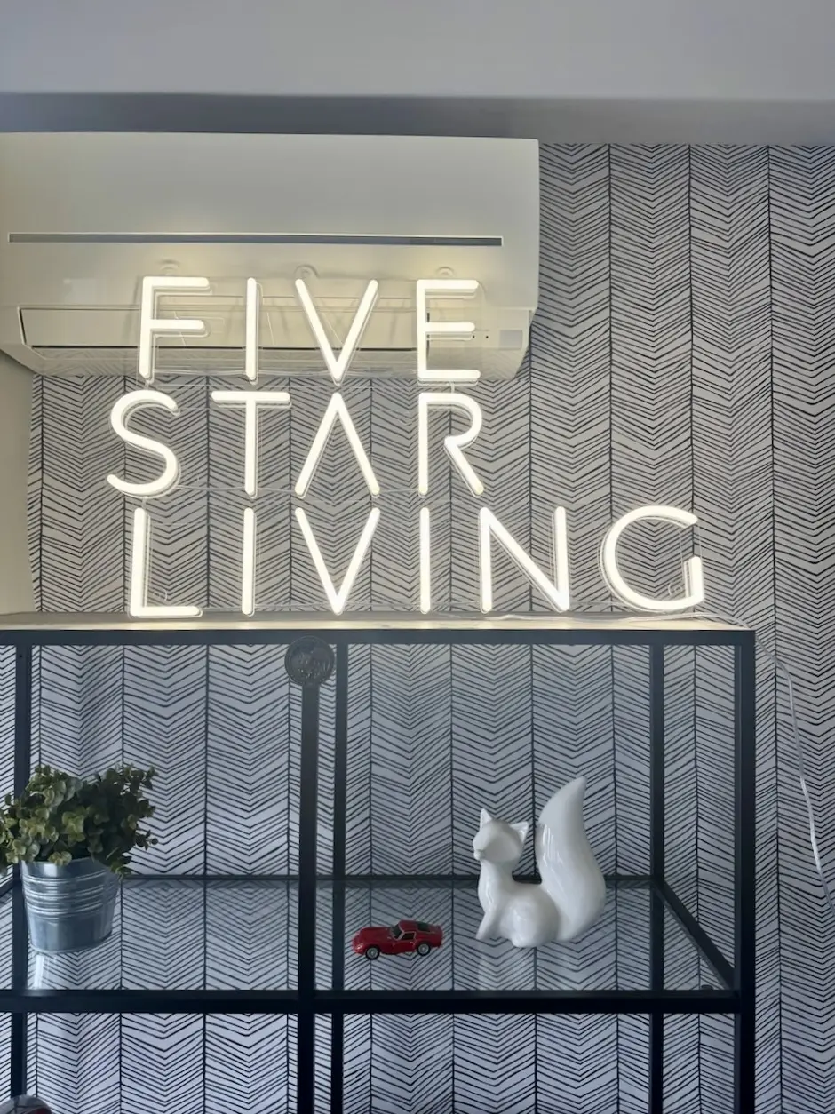 Neon Five Star Living – Projekt von Neonworld