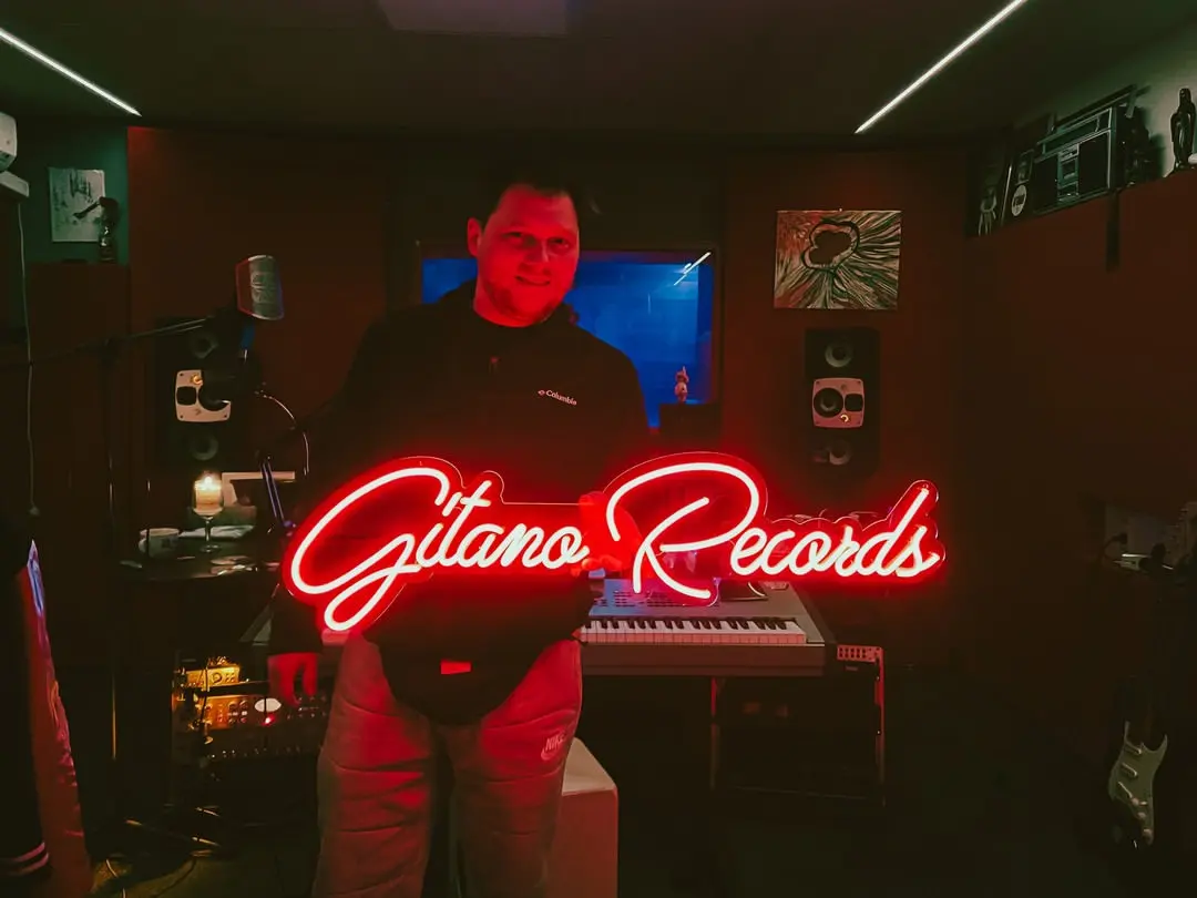 Roter Neon-Schriftzug Gitano Records – Projekt von Neonworld