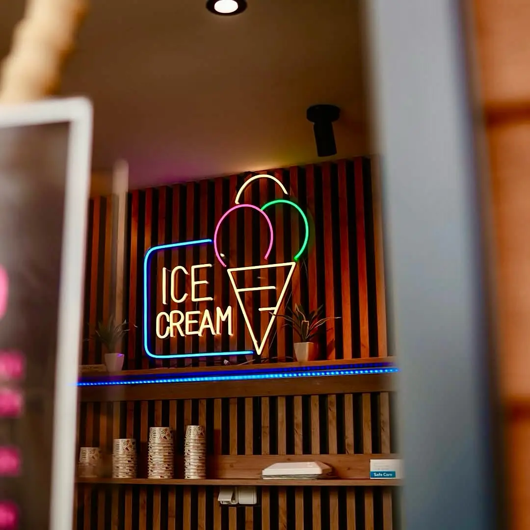 Neon-Schriftzug Ice Cream mit Eistüte – Projekt von Neonworld