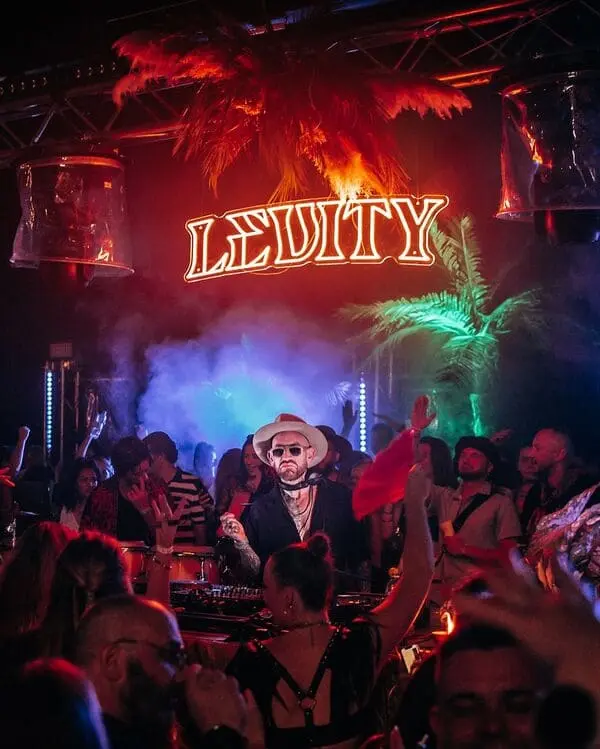 Neon-Schriftzug Levity im Club – Projekt von Neonworld