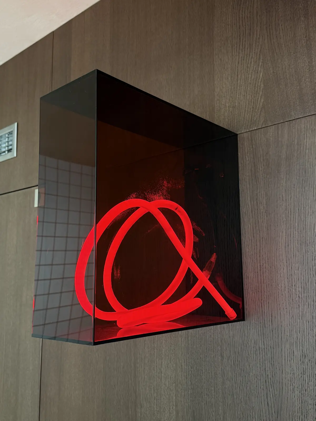 Neon-Logo im Leuchtkasten – Projekt von Neonworld