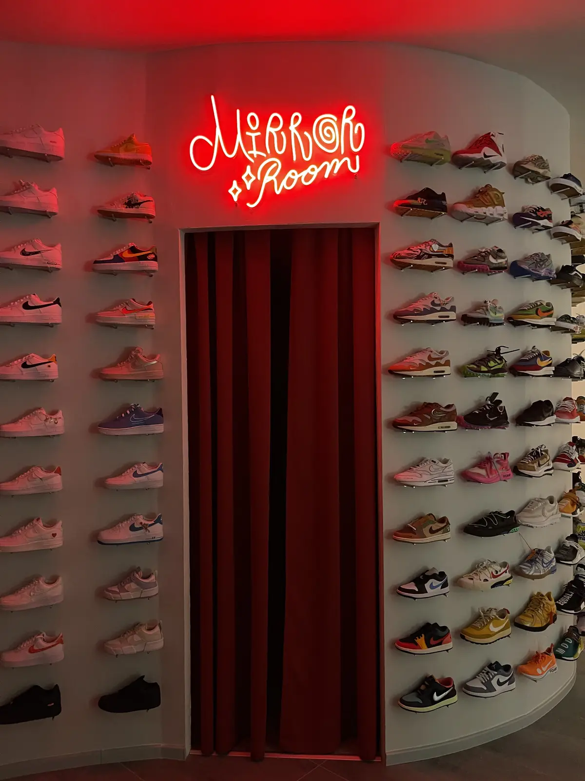 Neon Mirror Room – Projekt von Neonworld