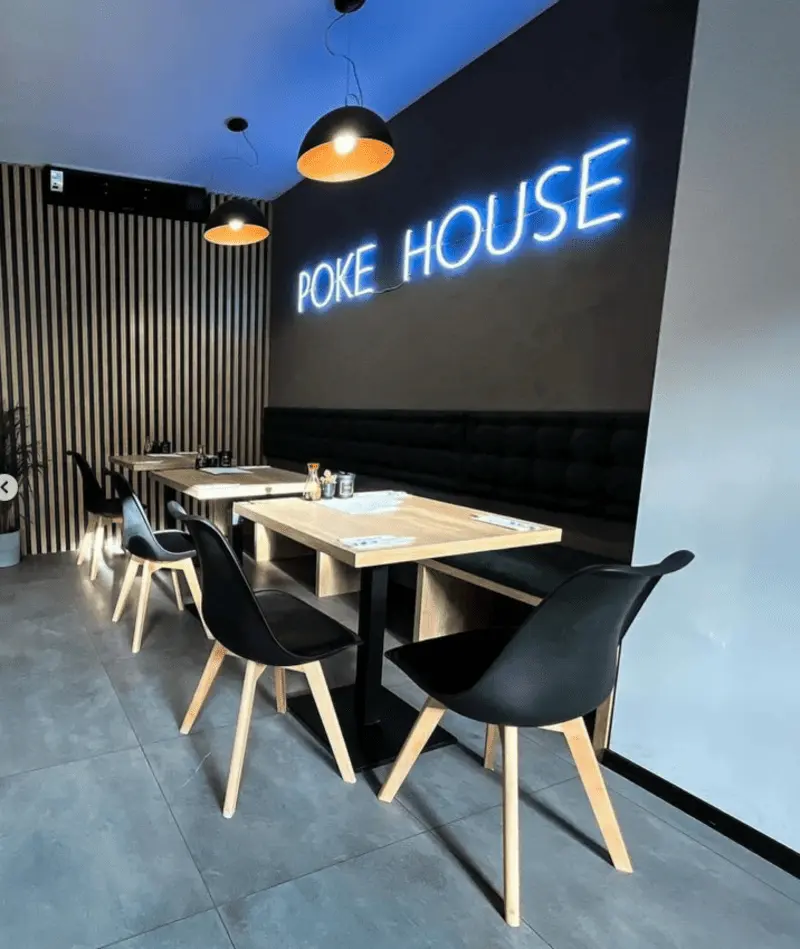Blauer Neon-Schriftzug Poke House im Restaurant – Projekt von Neonworld