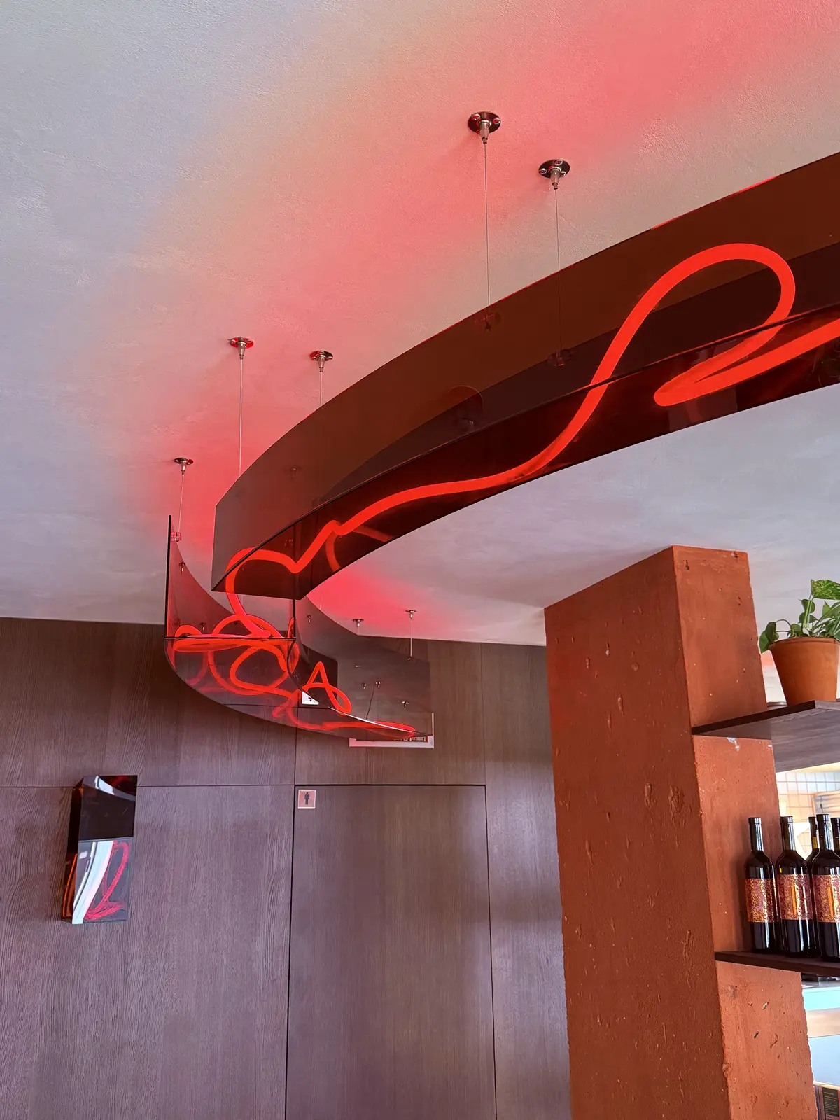 Rotes Neon im Restaurant – 2 – Projekt von Neonworld