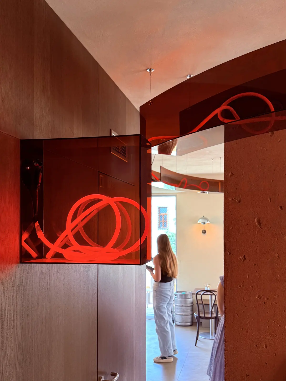 Rotes Neon im Restaurant – 3 – Projekt von Neonworld