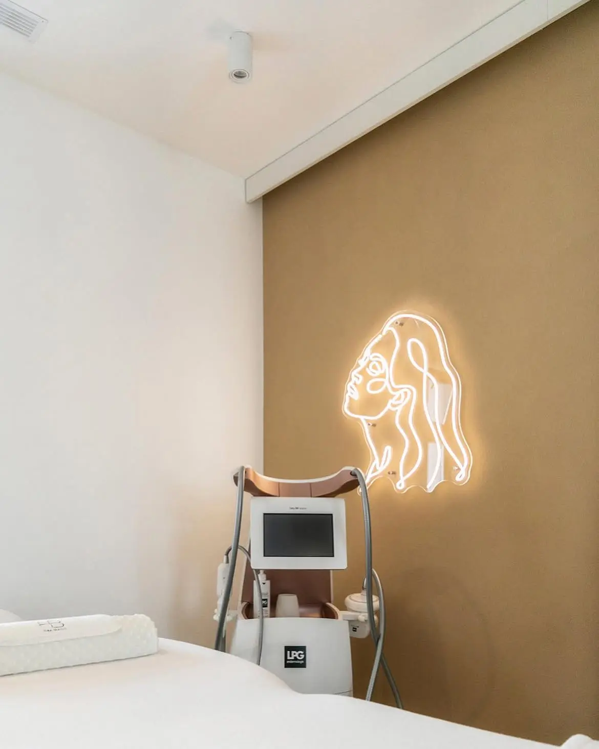 Neon-Silhouette eines Frauengesichts im Kosmetiksalon – Projekt von Neonworld