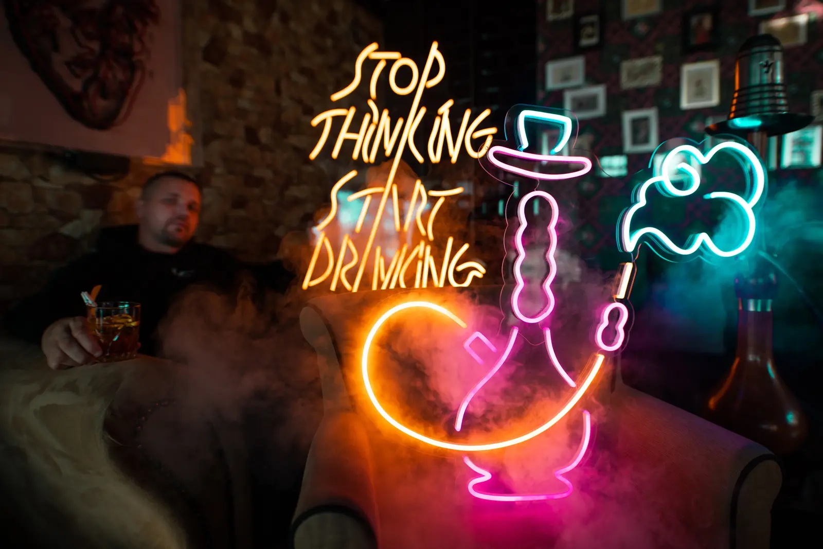 Neon Stop Thinking Start Drinking – Projekt von Neonworld