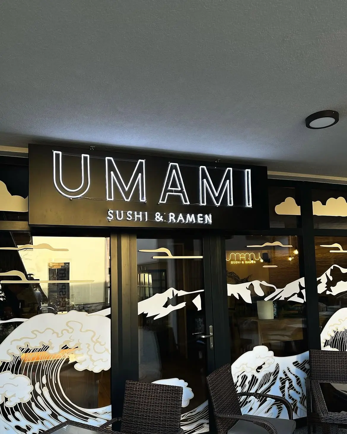 Neon-Schriftzug Umami Sushi & Ramen an der Fassade – Projekt von Neonworld