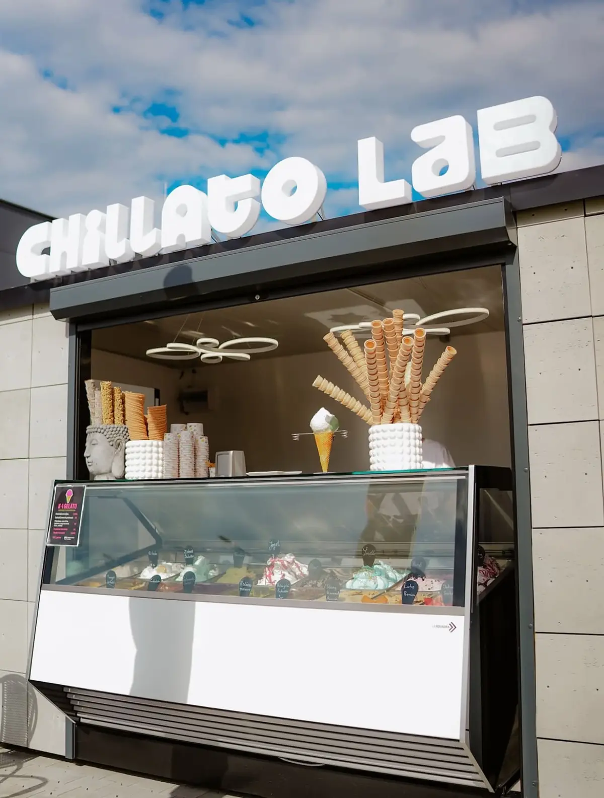 Unbeleuchtete 3D-Buchstaben Chillato Lab am Geschäftslokal