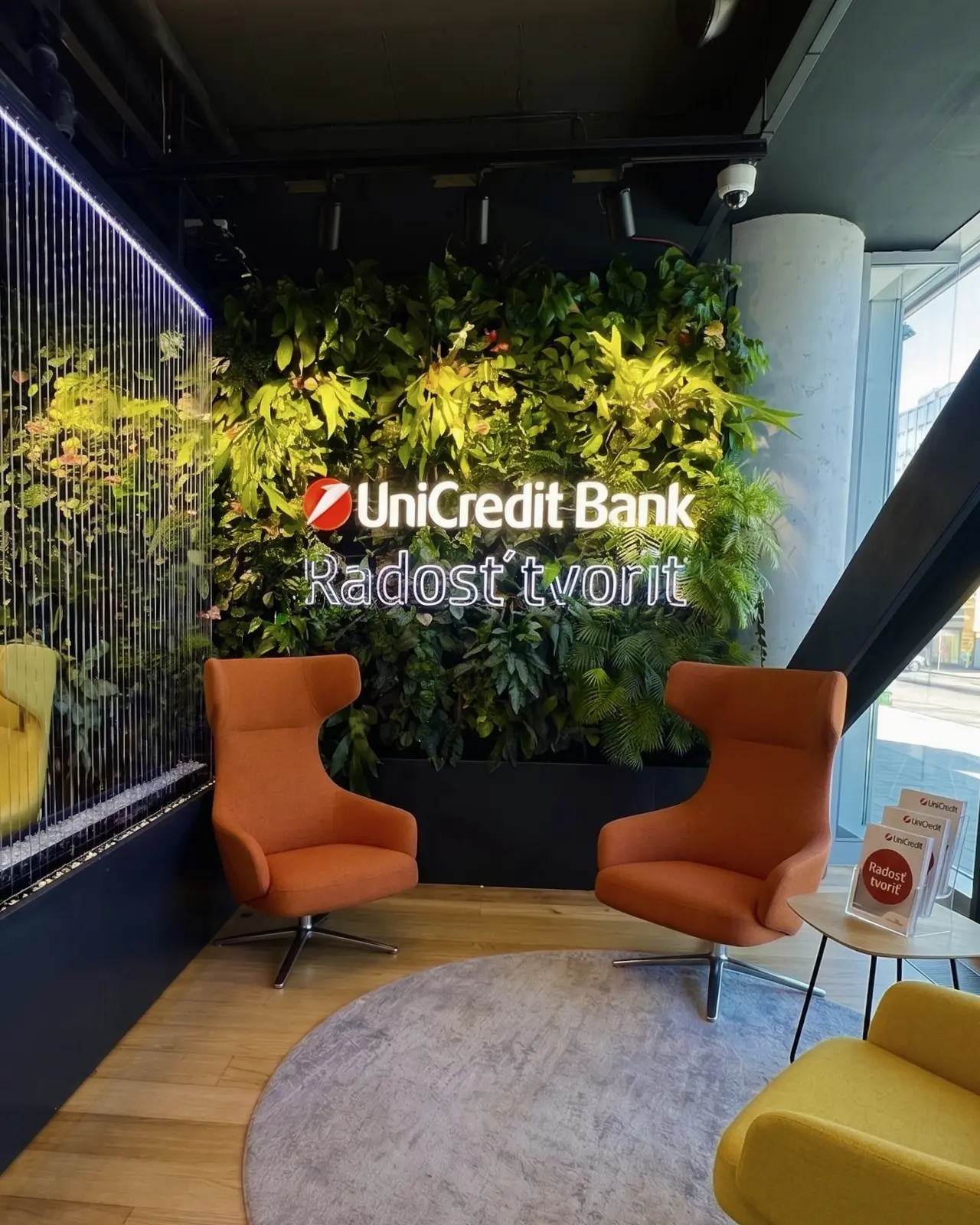 3D-Buchstaben UniCredit Bank – Projekt von Neonworld