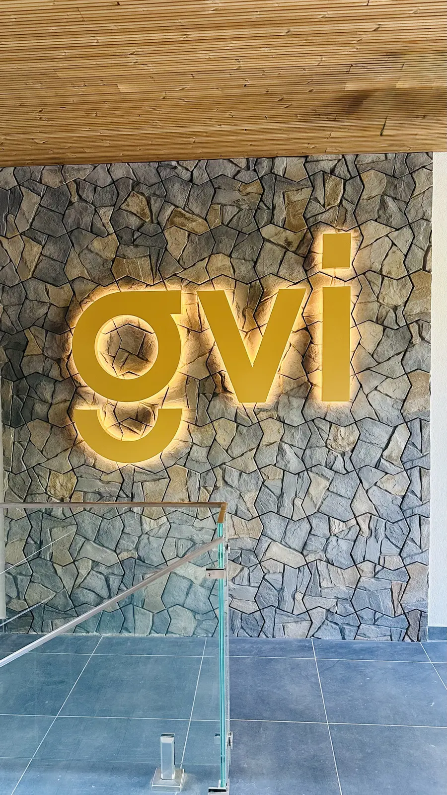 3D-Buchstaben GVI – Fassade 2 – Projekt von Neonworld
