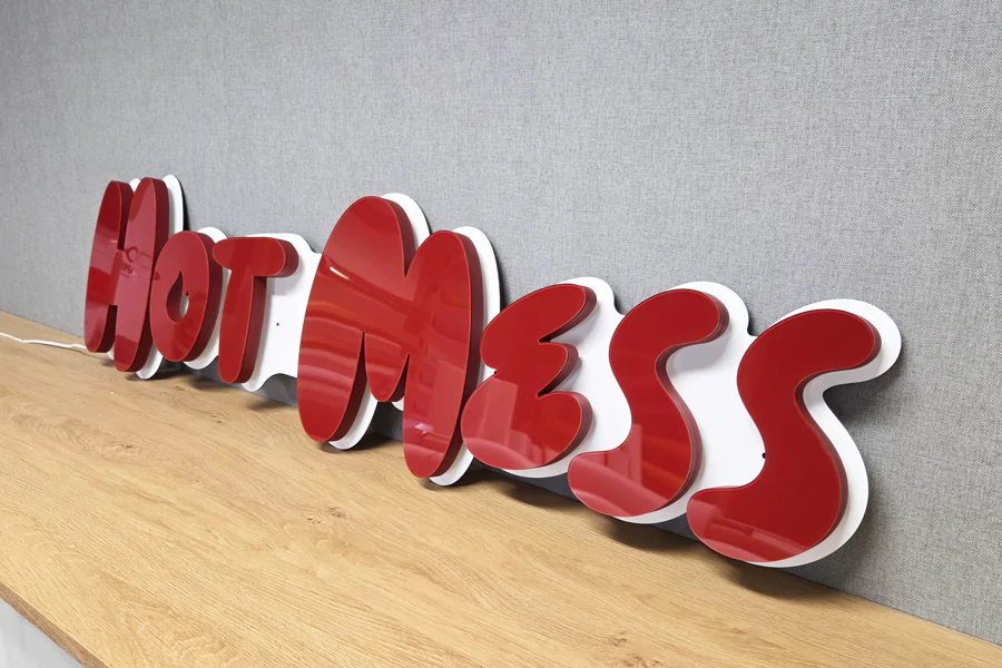 Rote 3D-Buchstaben Hot Mess – Projekt von Neonworld