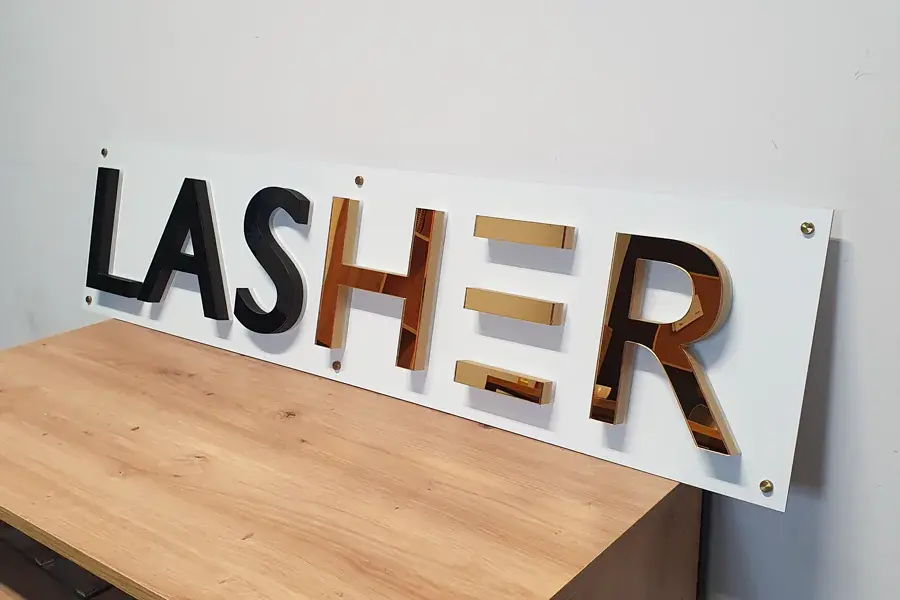 3D-Schriftzug Lasher mit Spiegeleffekt – Projekt von Neonworld