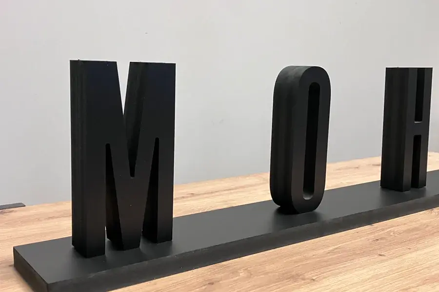 Schwarze 3D-Buchstaben aus PVC Mohito – Projekt von Neonworld