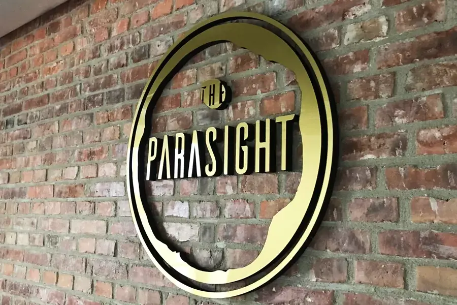 Rundes 3D-Logo The Parasight an einer Ziegelwand – Projekt von Neonworld