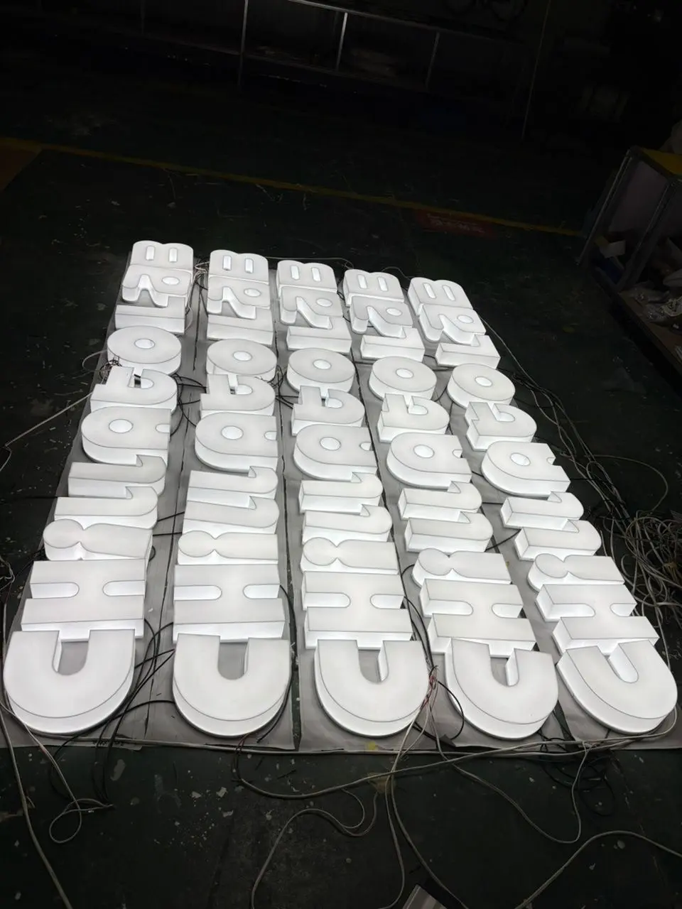 Fertigung weißer 3D-Buchstaben – Projekt von Neonworld