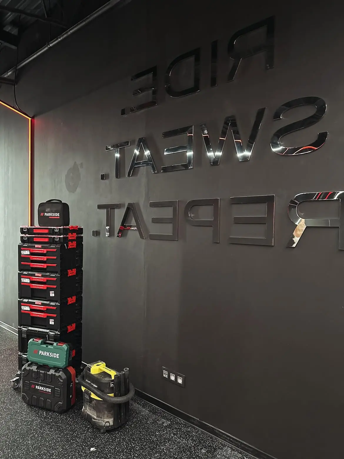 Spiegelschrift Ride. Sweat. Repeat. – Projekt von Neonworld