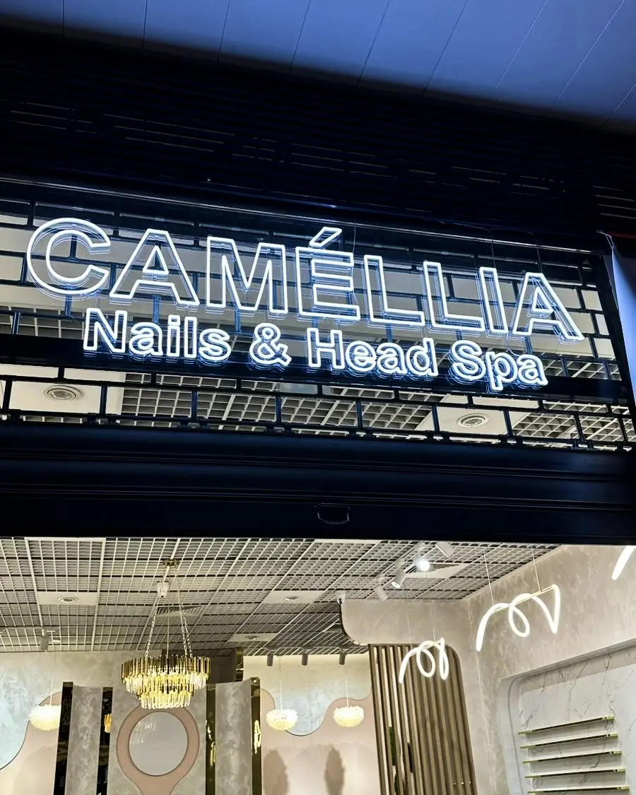 Leuchtreklame Caméllia Nails & Head Spa – Projekt von Neonworld