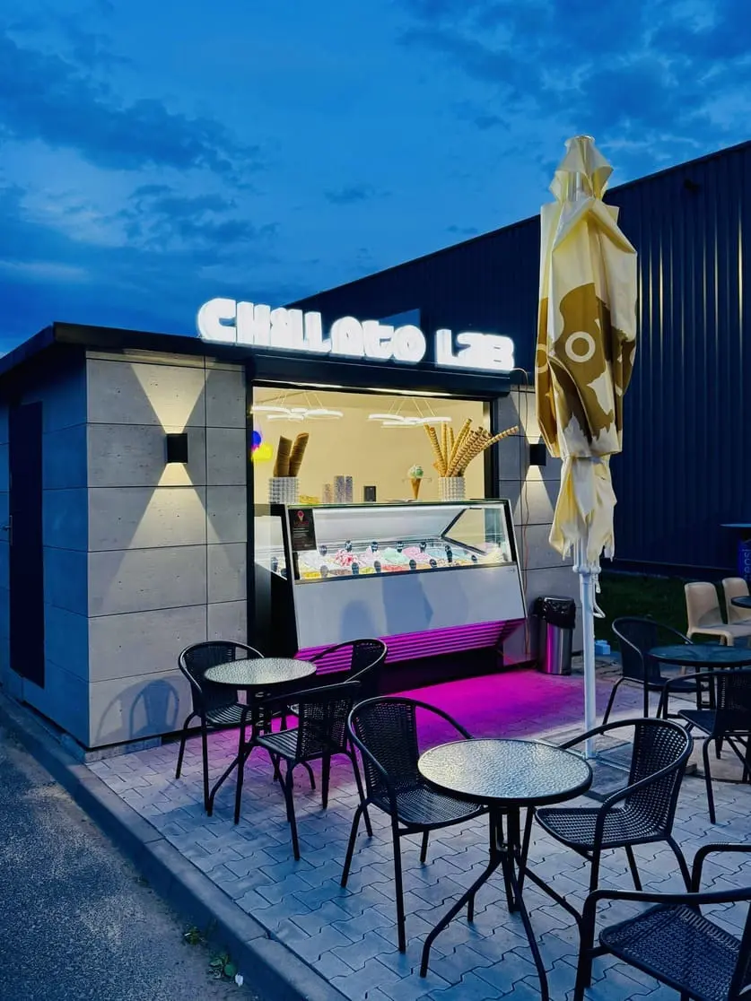 Leuchtschrift Chillato Lab bei Nacht – Projekt von Neonworld