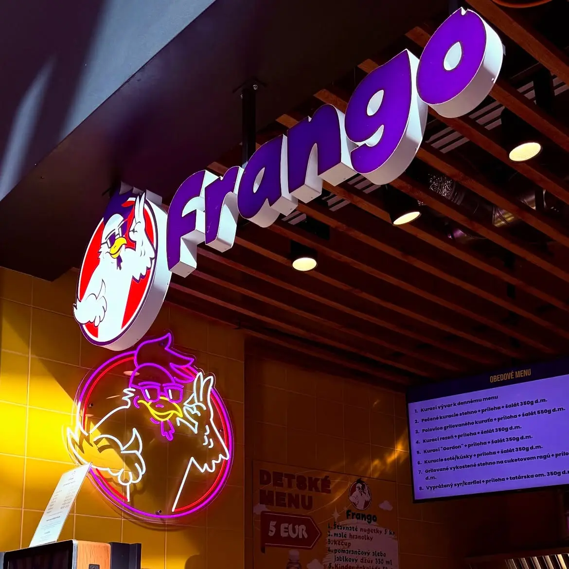 Leuchtbuchstaben Frango – Projekt von Neonworld