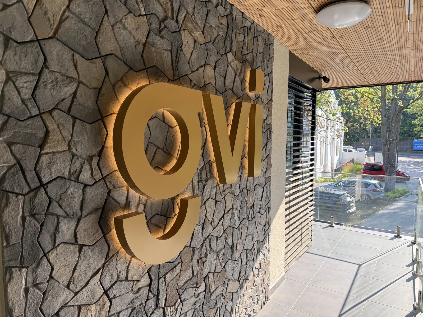 Hinterleuchtetes 3D-Logo GVI an einer Steinfassade – Projekt von Neonworld