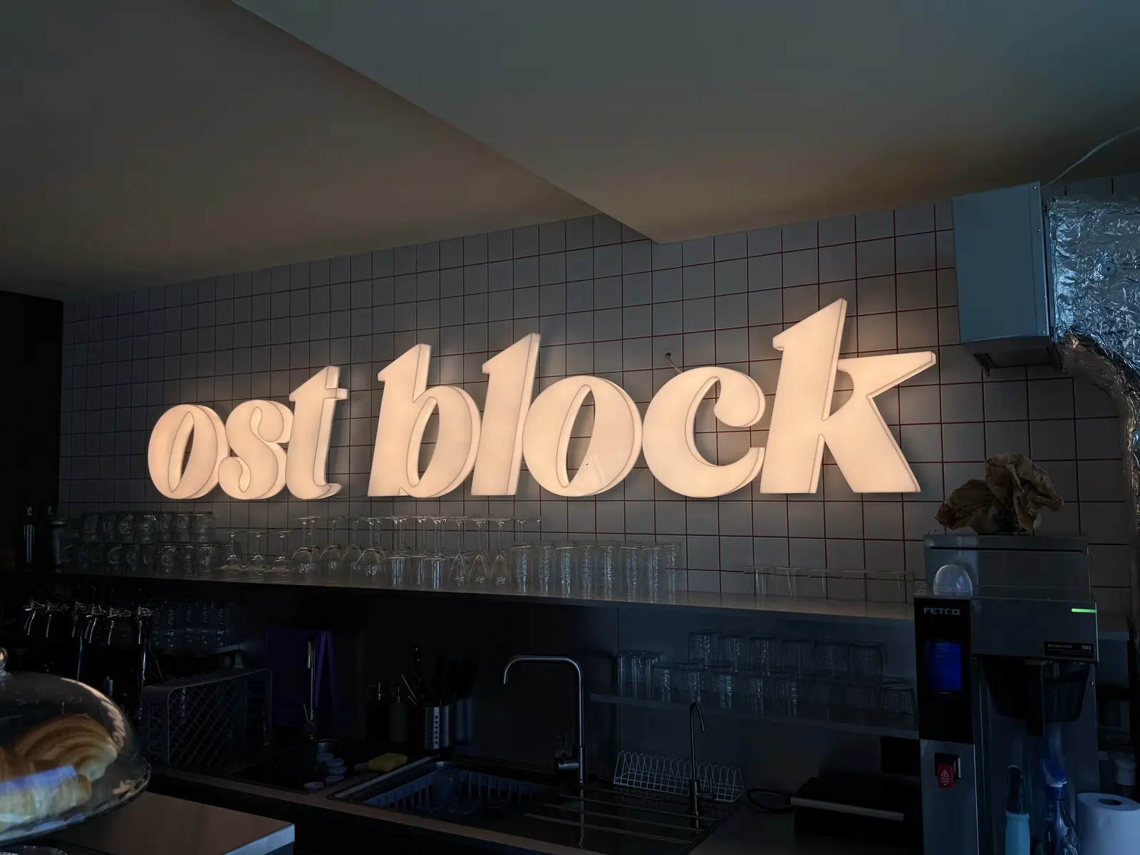 Leuchtbuchstaben Ost Block über der Bar – Projekt von Neonworld