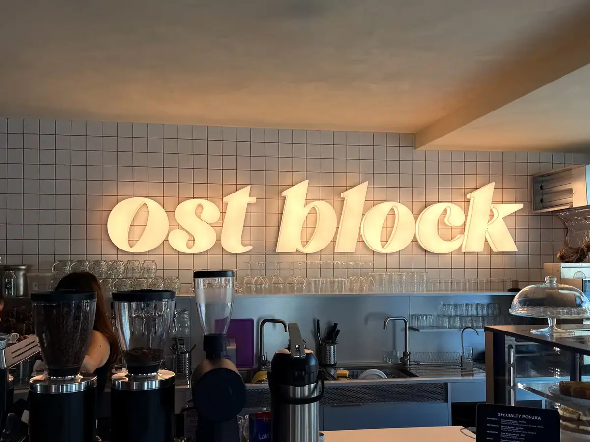 3D-Buchstaben als Vollleuchter – Ost Block