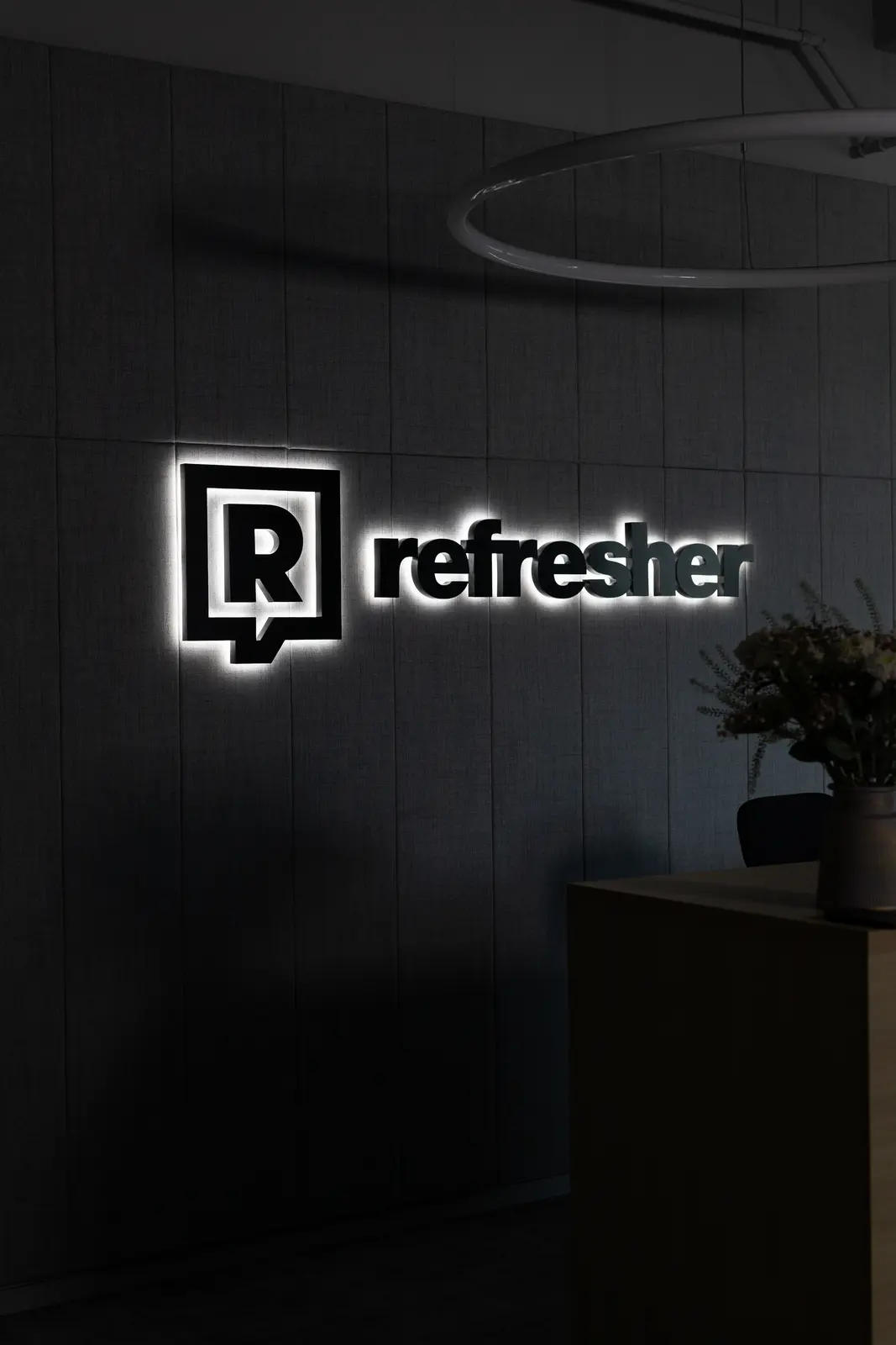 Refresher – Logo an der Tür – Projekt von Neonworld