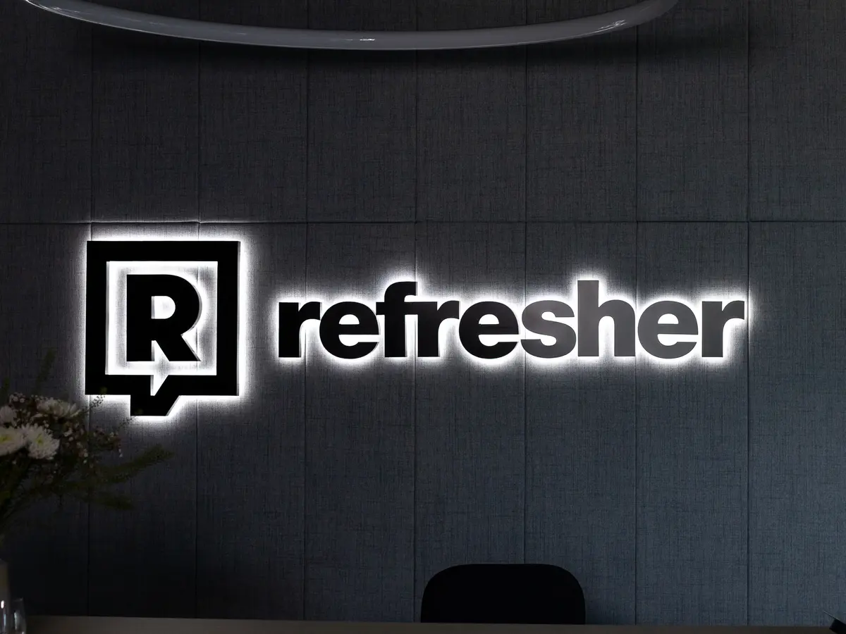 Leuchtlogo Refresher im Innenbereich einer Redaktion