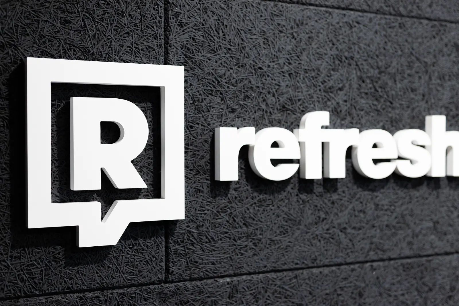 Refresher – Podcast-Wand 2 – Projekt von Neonworld