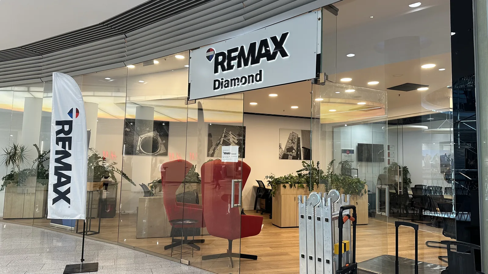Leuchtschrift RE/MAX Diamond über dem Büroeingang in einem Einkaufszentrum – Projekt von Neonworld