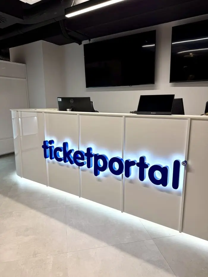 Hinterleuchtetes Logo Ticketportal – Projekt von Neonworld