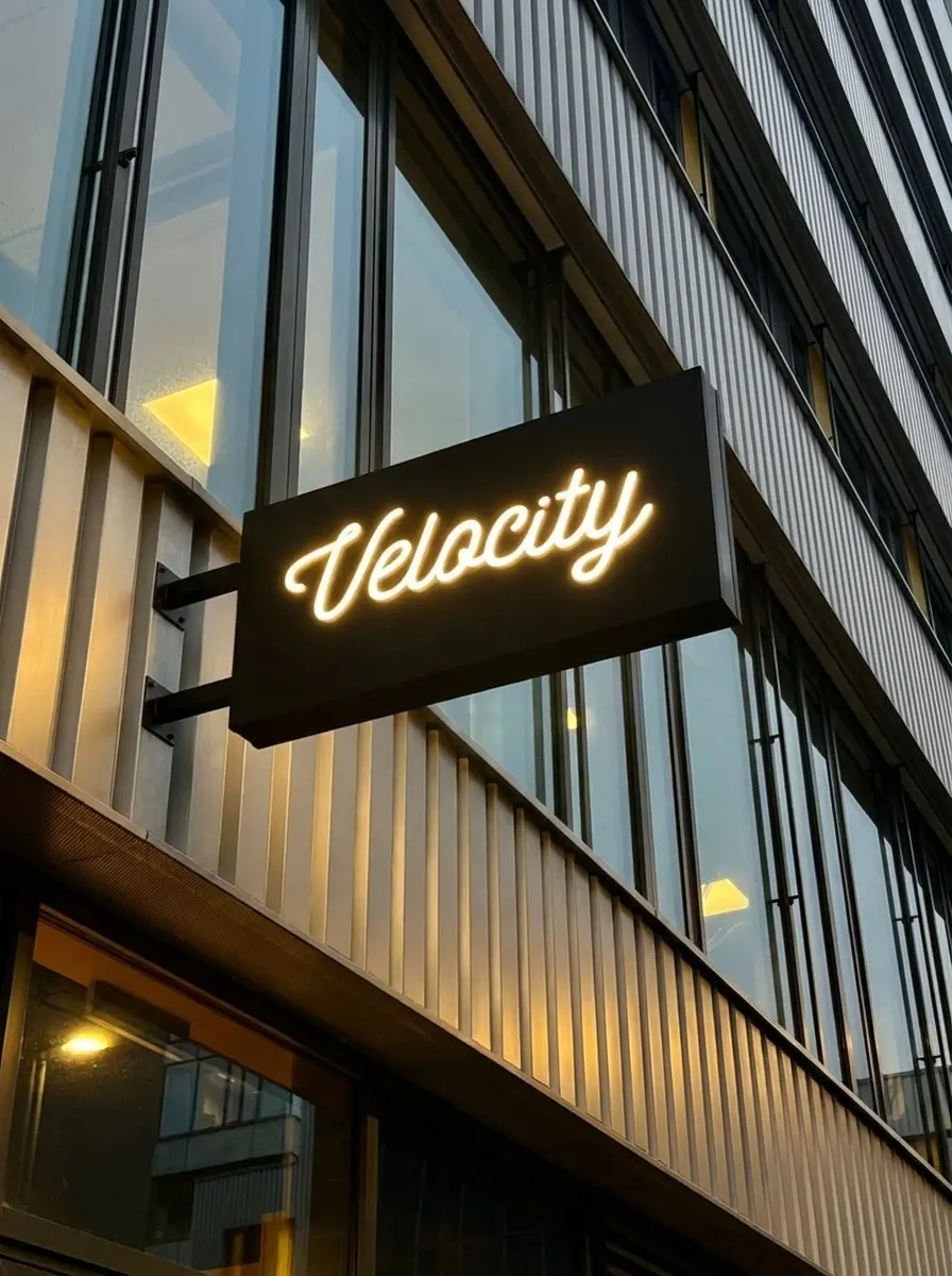 Leuchtausleger Velocity – Projekt von Neonworld